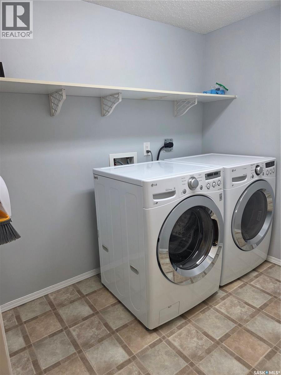 205 701 Henry Street, Estevan, SK - Indoor Photo Showing Laundry Room