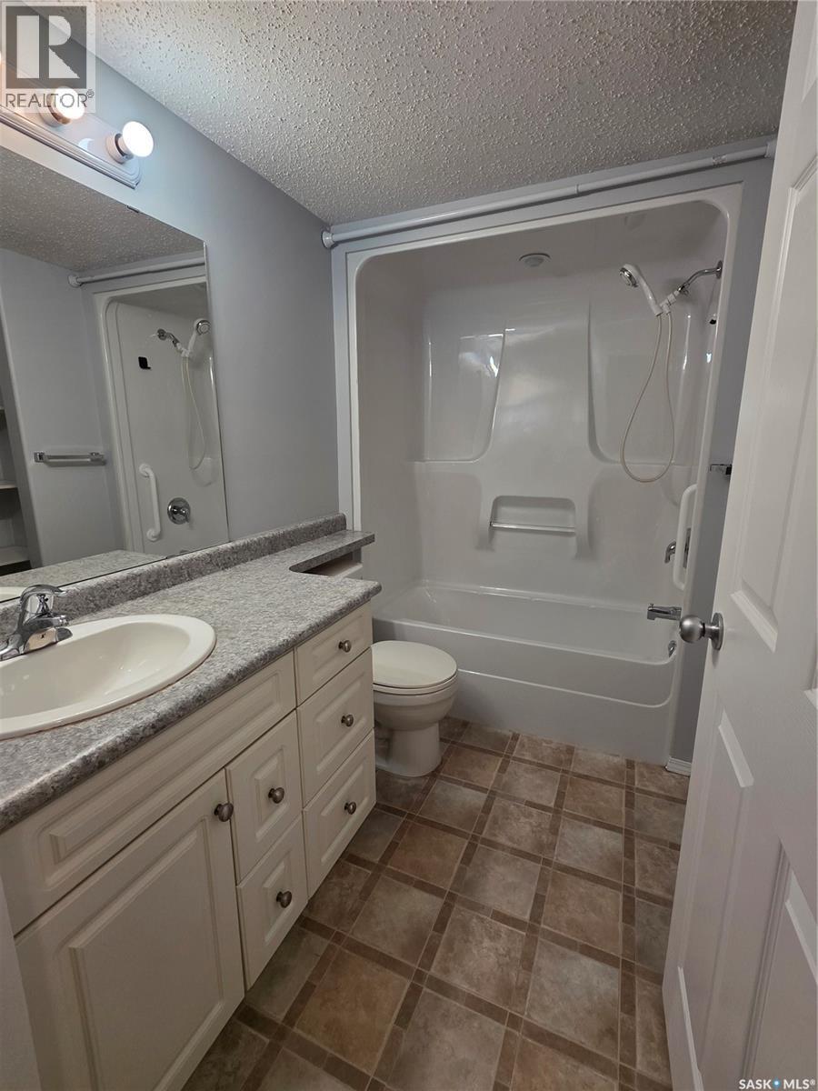 205 701 Henry Street, Estevan, SK - Indoor Photo Showing Bathroom