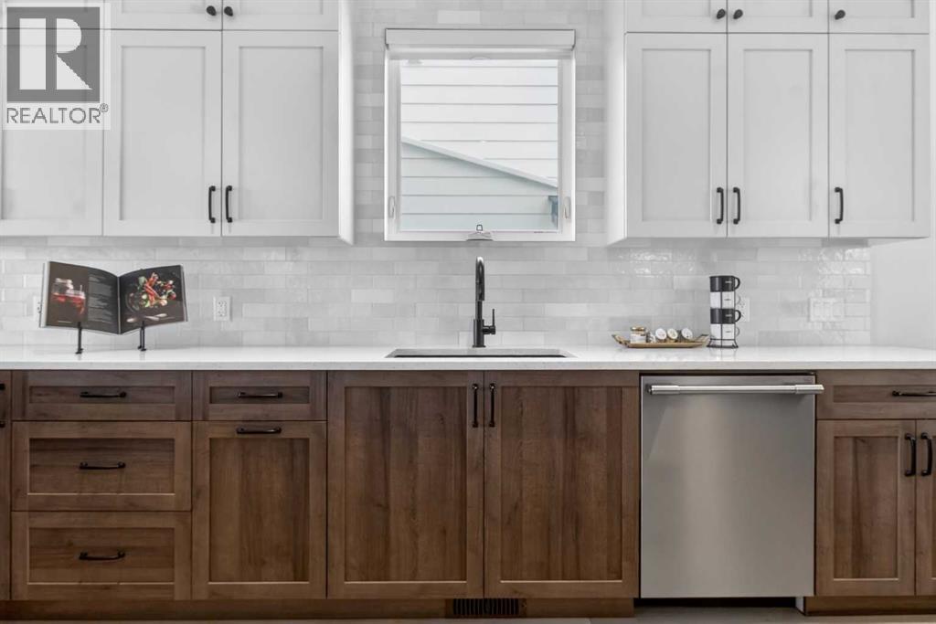 124 26 Avenue Ne, Calgary, AB - Indoor Photo Showing Kitchen With Upgraded Kitchen