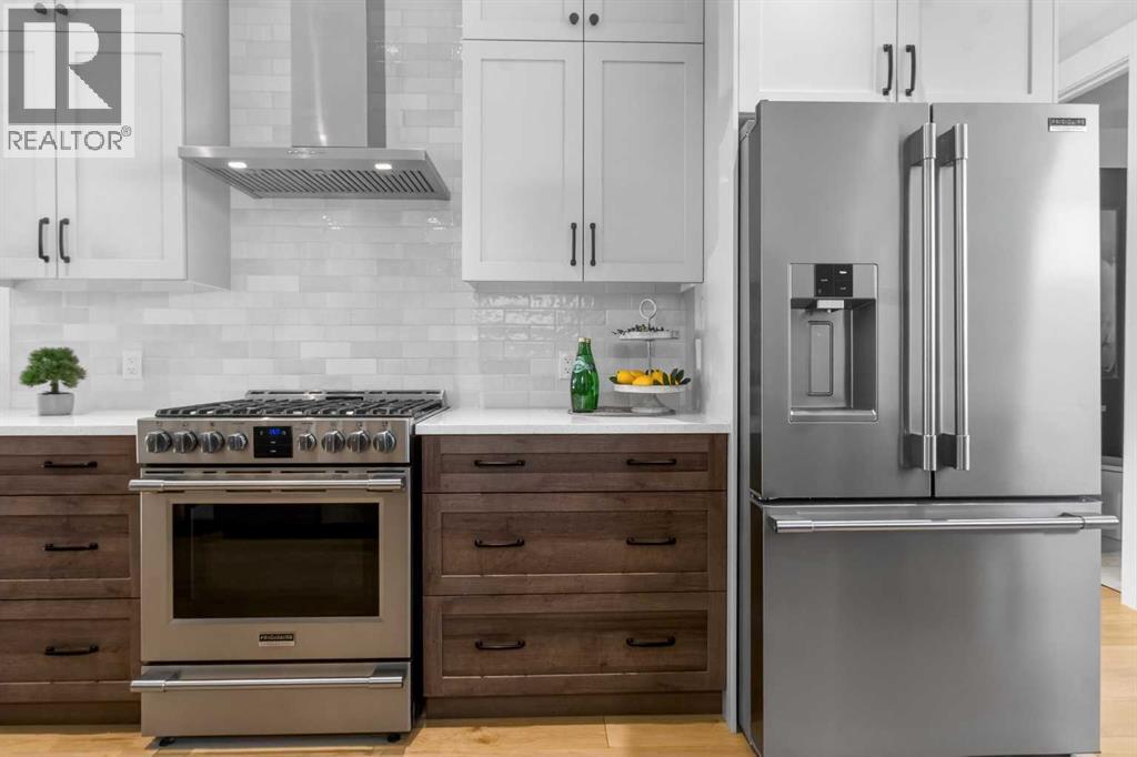 124 26 Avenue Ne, Calgary, AB - Indoor Photo Showing Kitchen With Upgraded Kitchen