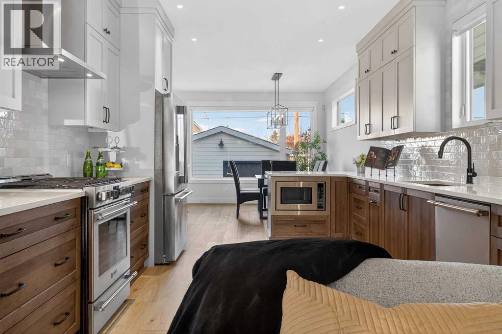 124 26 Avenue Ne, Calgary, AB - Indoor Photo Showing Kitchen With Upgraded Kitchen