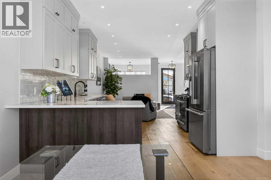 124 26 Avenue Ne, Calgary, AB - Indoor Photo Showing Kitchen With Upgraded Kitchen