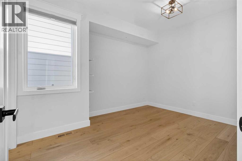 124 26 Avenue Ne, Calgary, AB - Indoor Photo Showing Other Room