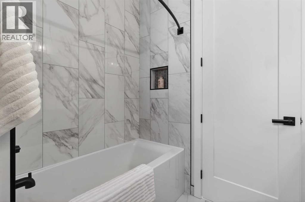 124 26 Avenue Ne, Calgary, AB - Indoor Photo Showing Bathroom