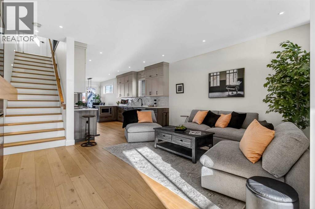 124 26 Avenue Ne, Calgary, AB - Indoor Photo Showing Living Room