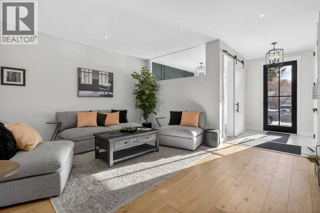 124 26 Avenue Ne, Calgary, AB - Indoor Photo Showing Living Room