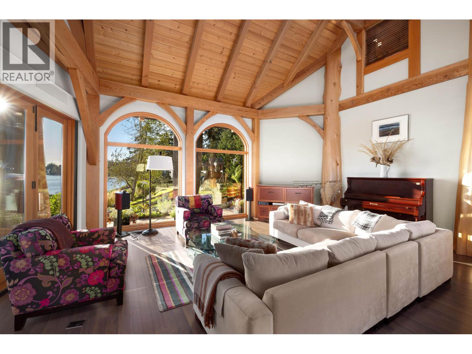 5871 Sunshine Coast Highway, Sechelt, BC - Indoor Photo Showing Living Room