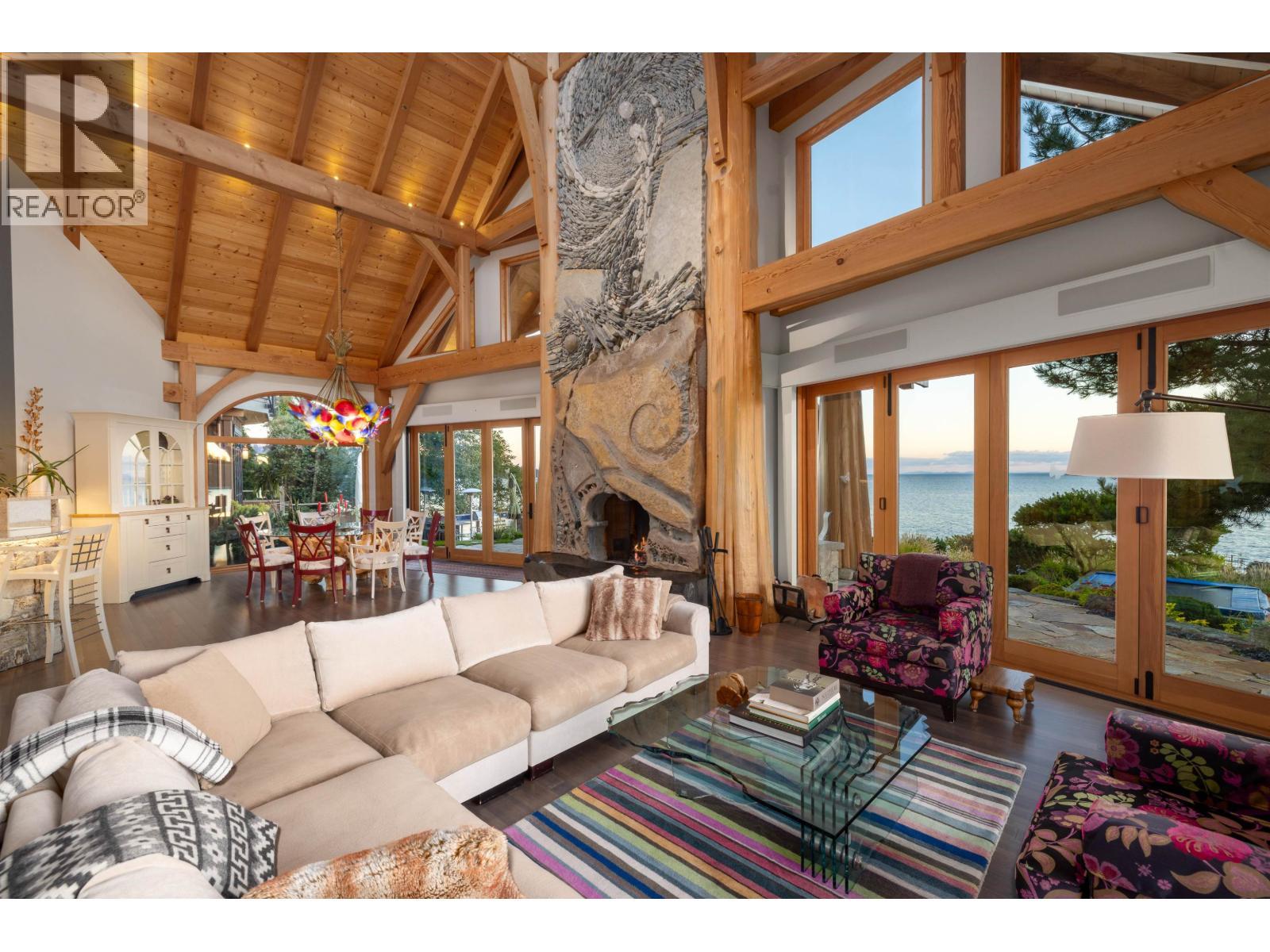 5871 Sunshine Coast Highway, Sechelt, BC - Indoor Photo Showing Living Room