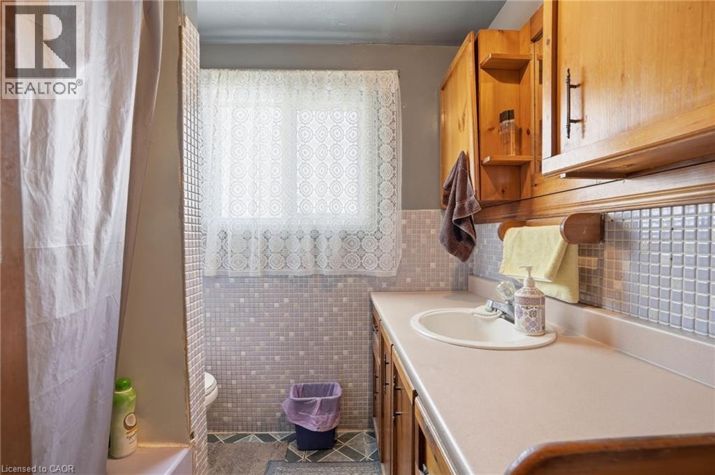 121 Gibson Avenue, Hamilton, ON - Indoor Photo Showing Bathroom