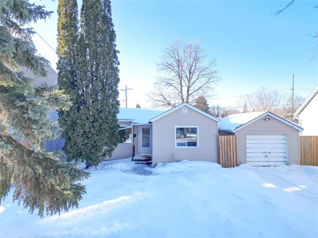 852 5Th Street, Brandon, MB - Outdoor