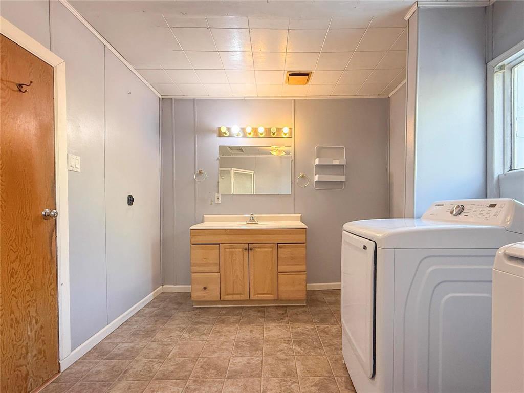 852 5Th Street, Brandon, MB - Indoor Photo Showing Laundry Room