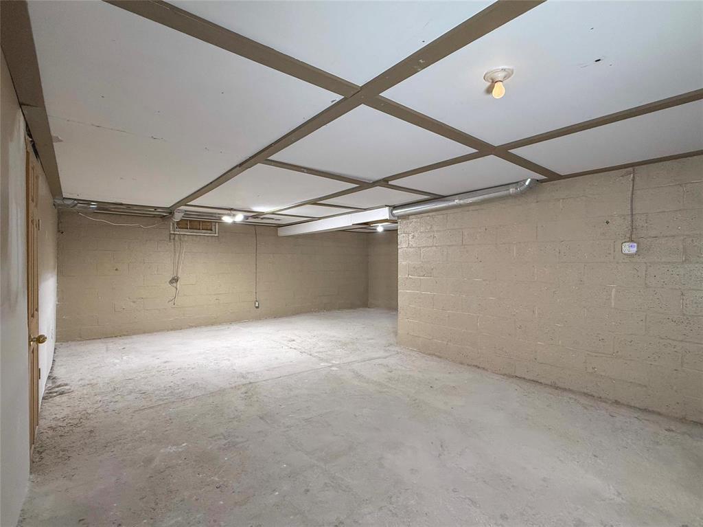 852 5Th Street, Brandon, MB - Indoor