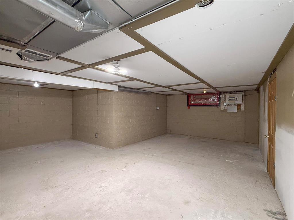 852 5Th Street, Brandon, MB - Indoor Photo Showing Basement