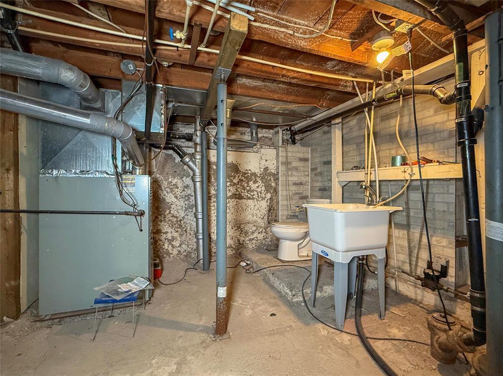 852 5Th Street, Brandon, MB - Indoor Photo Showing Basement