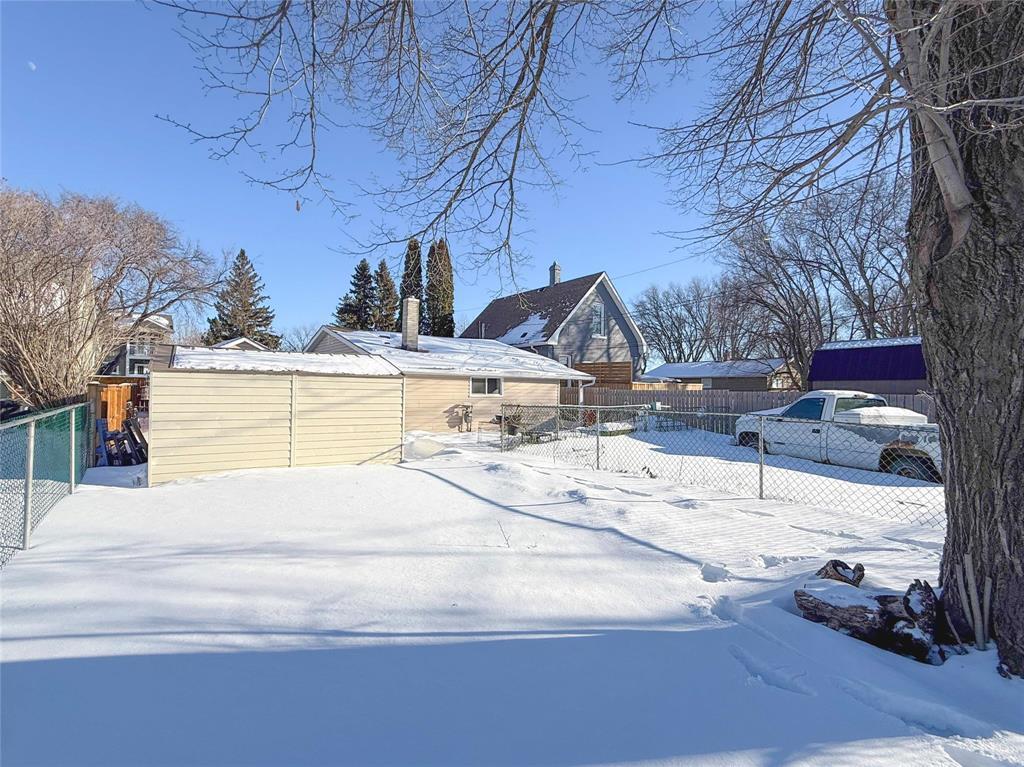 852 5Th Street, Brandon, MB - Outdoor