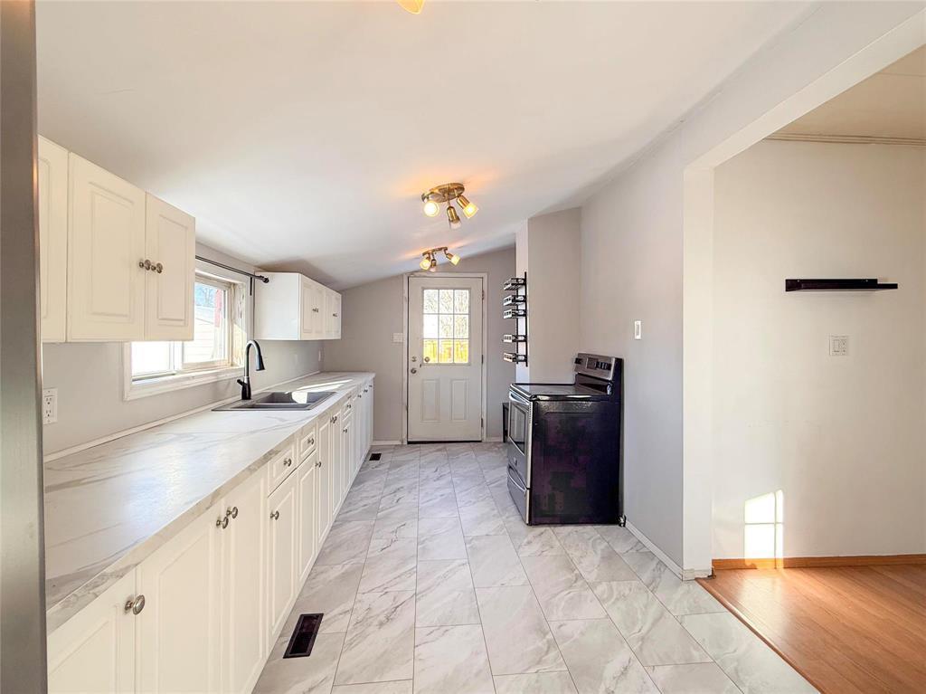 852 5Th Street, Brandon, MB - Indoor Photo Showing Kitchen With Double Sink