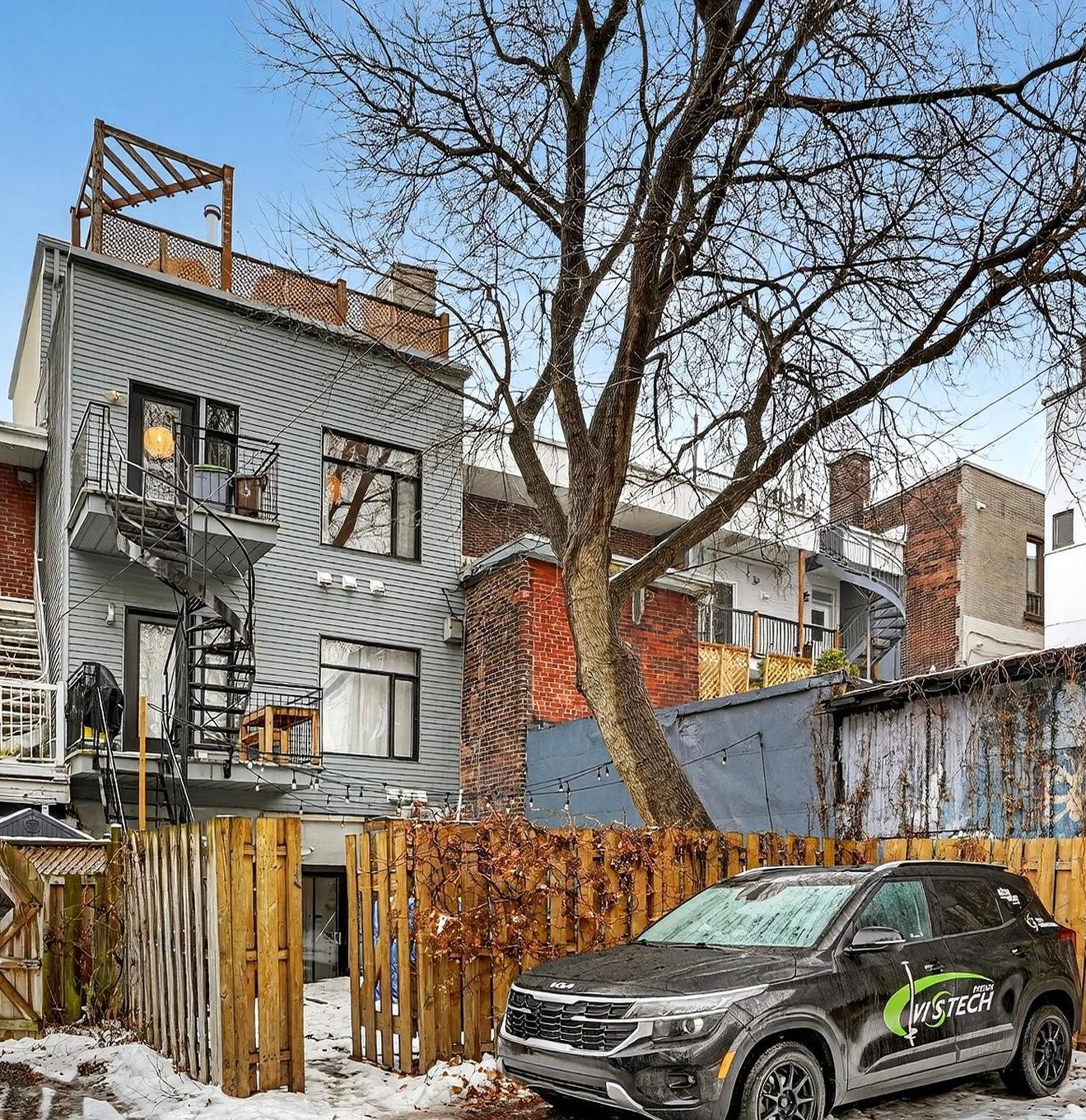 Parking - 2415 Rue Ste-Catherine E., Montréal (Ville-Marie), QC - Outdoor