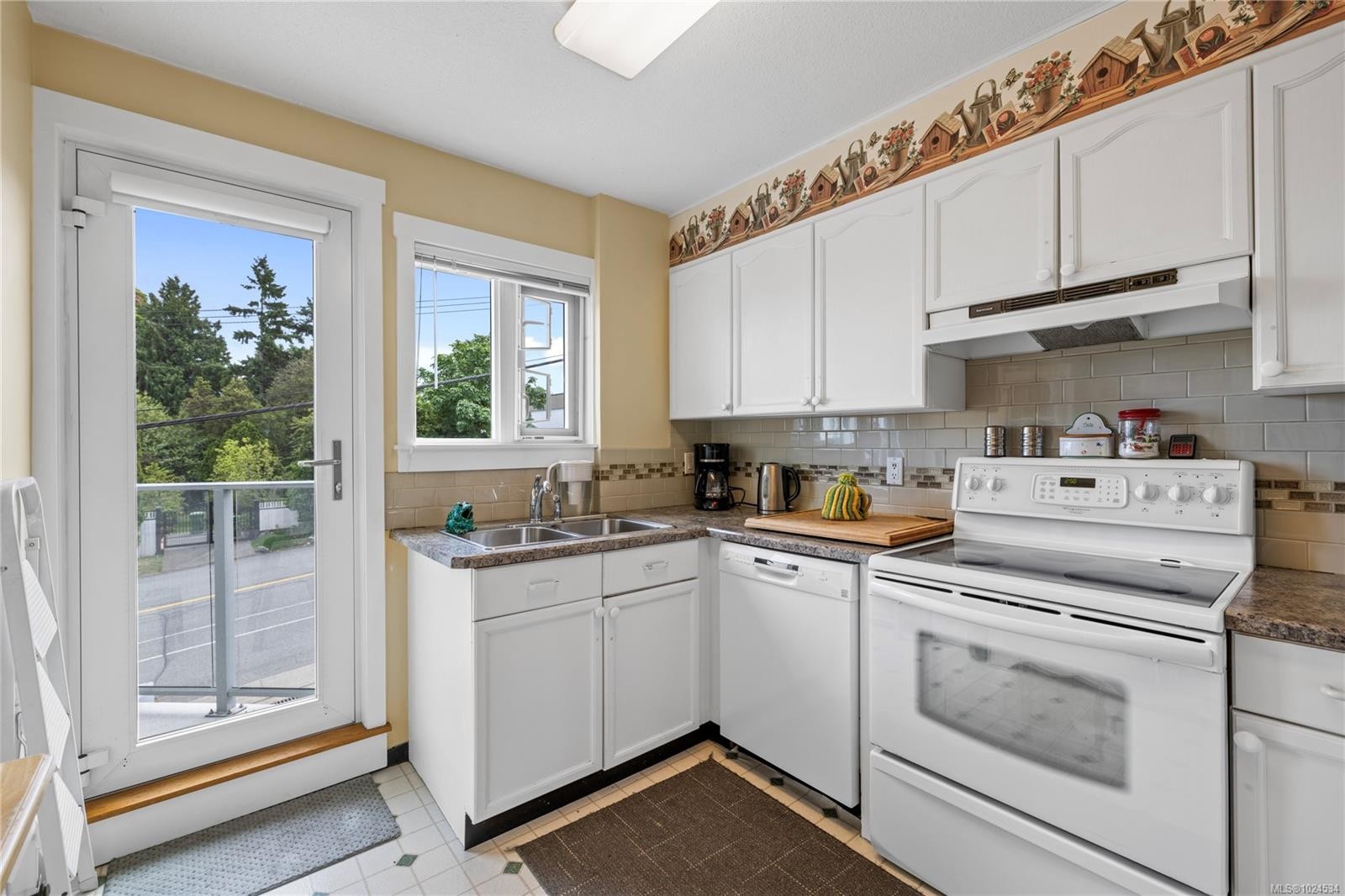 202-220 Townsite Rd, Nanaimo, BC - Indoor Photo Showing Kitchen With Double Sink