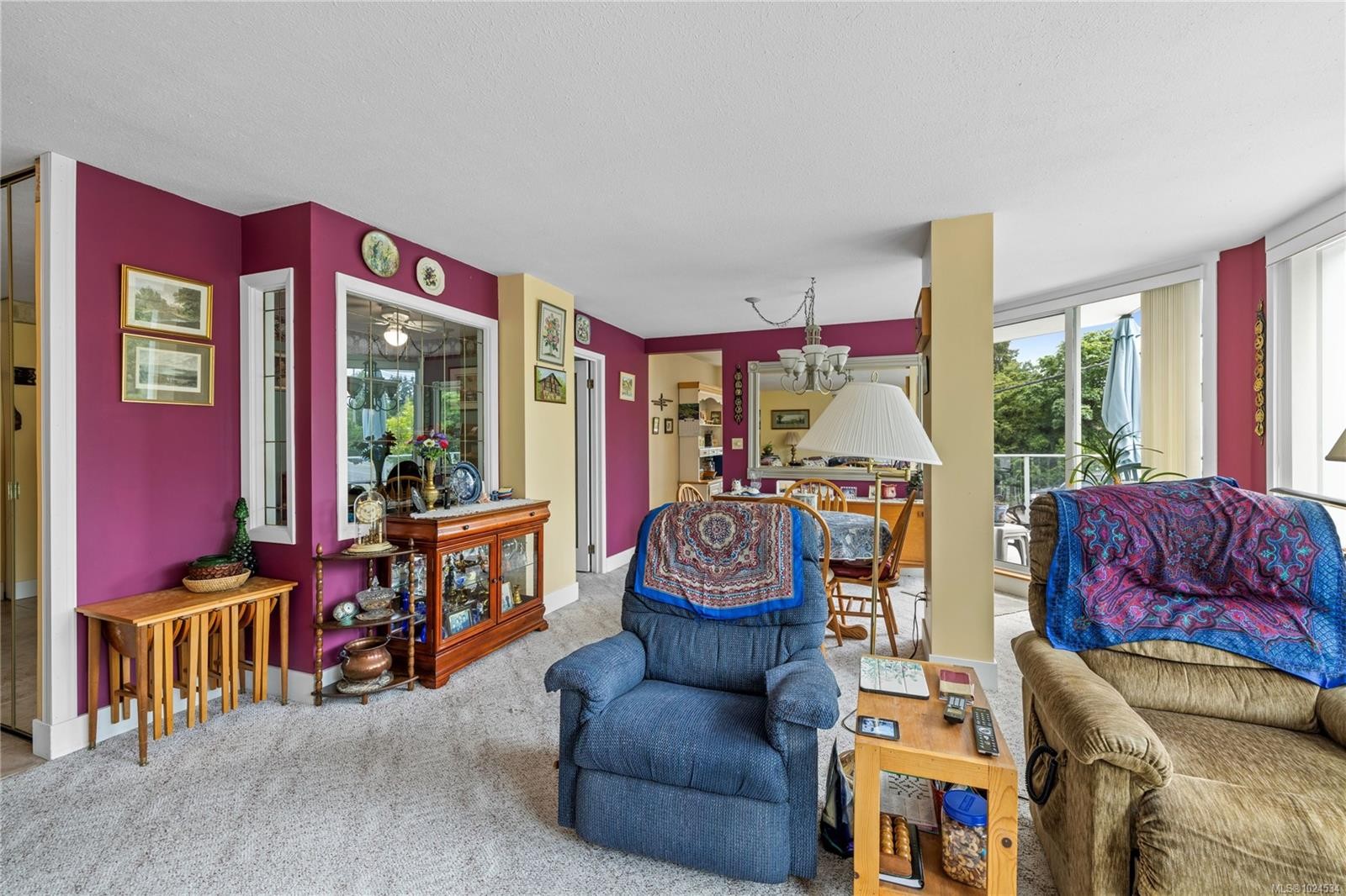 202-220 Townsite Rd, Nanaimo, BC - Indoor Photo Showing Living Room
