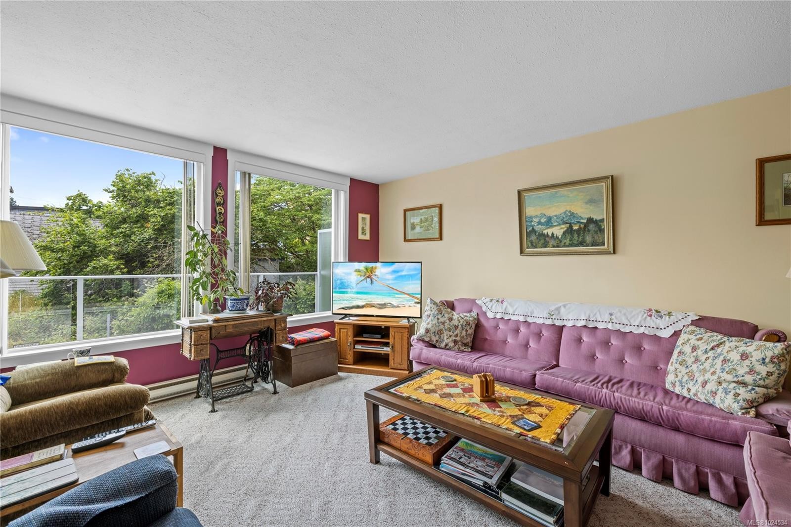 202-220 Townsite Rd, Nanaimo, BC - Indoor Photo Showing Living Room