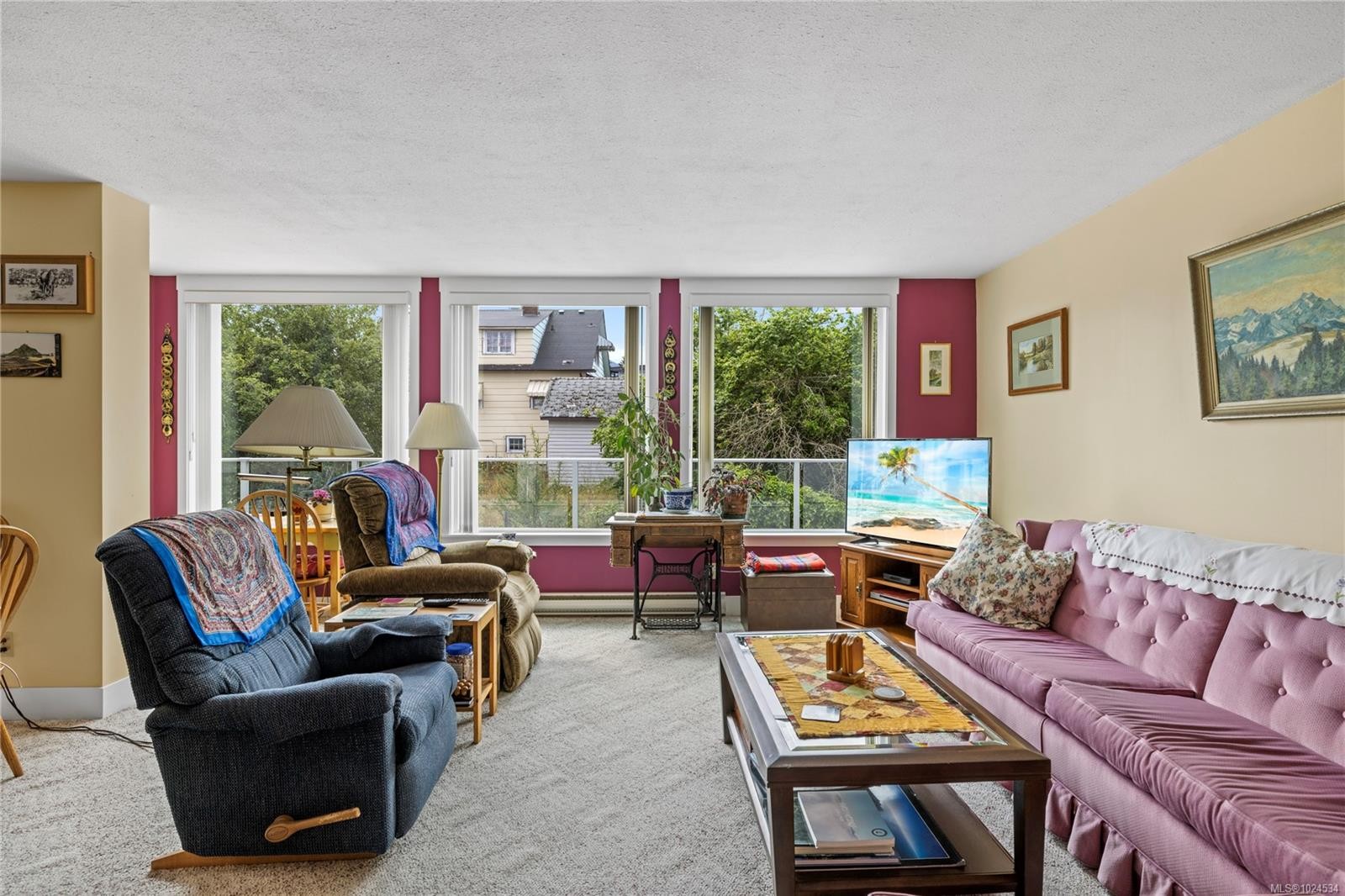 202-220 Townsite Rd, Nanaimo, BC - Indoor Photo Showing Living Room