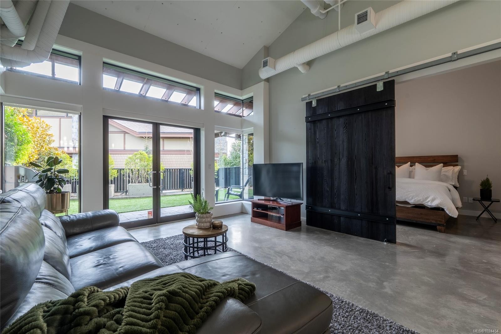 108-2049 Country Club Way, Langford, BC - Indoor Photo Showing Living Room