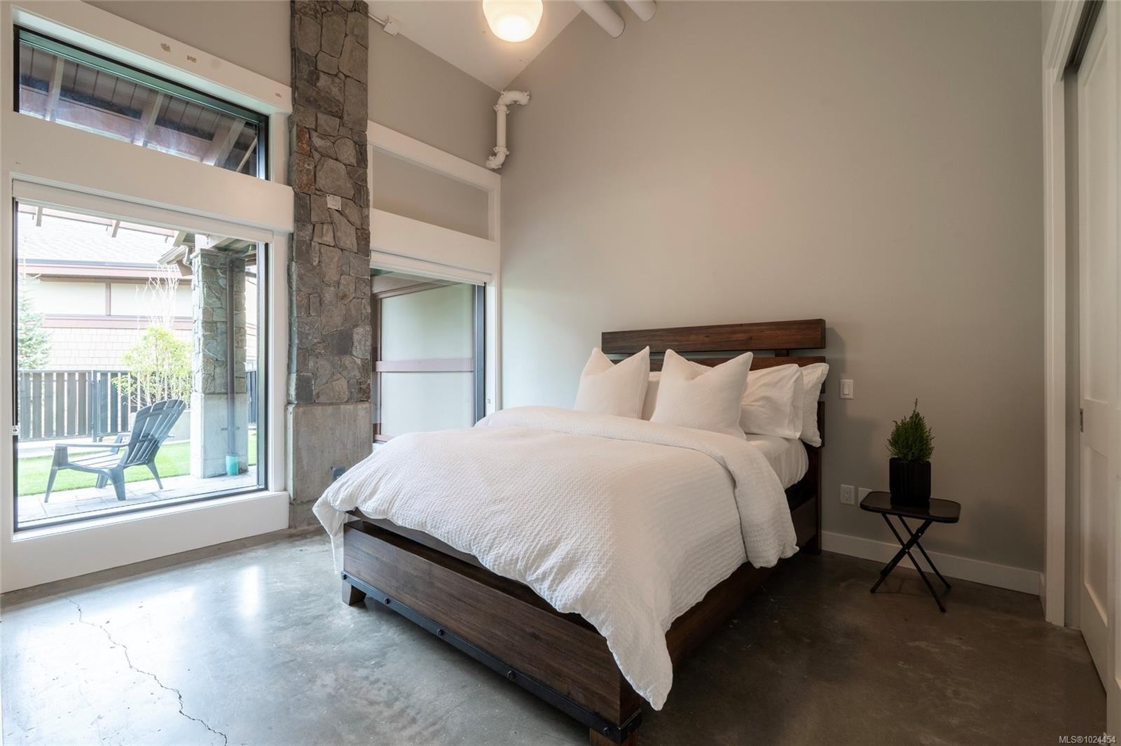 108-2049 Country Club Way, Langford, BC - Indoor Photo Showing Bedroom