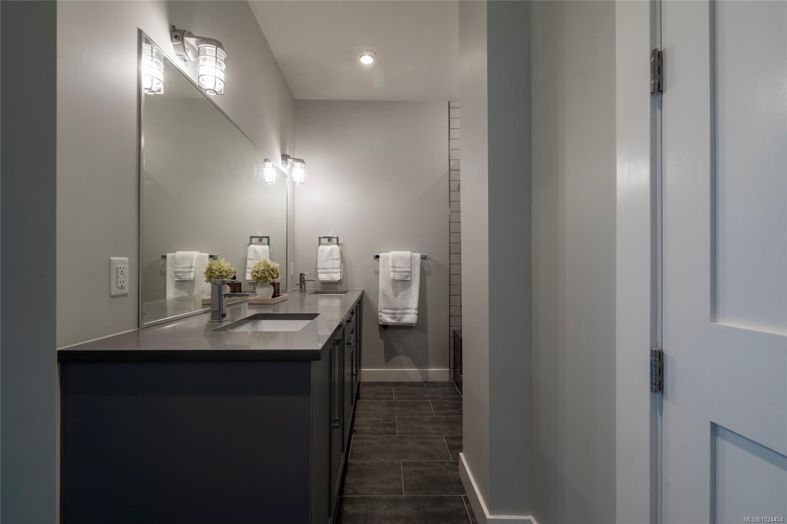 108-2049 Country Club Way, Langford, BC - Indoor Photo Showing Bathroom