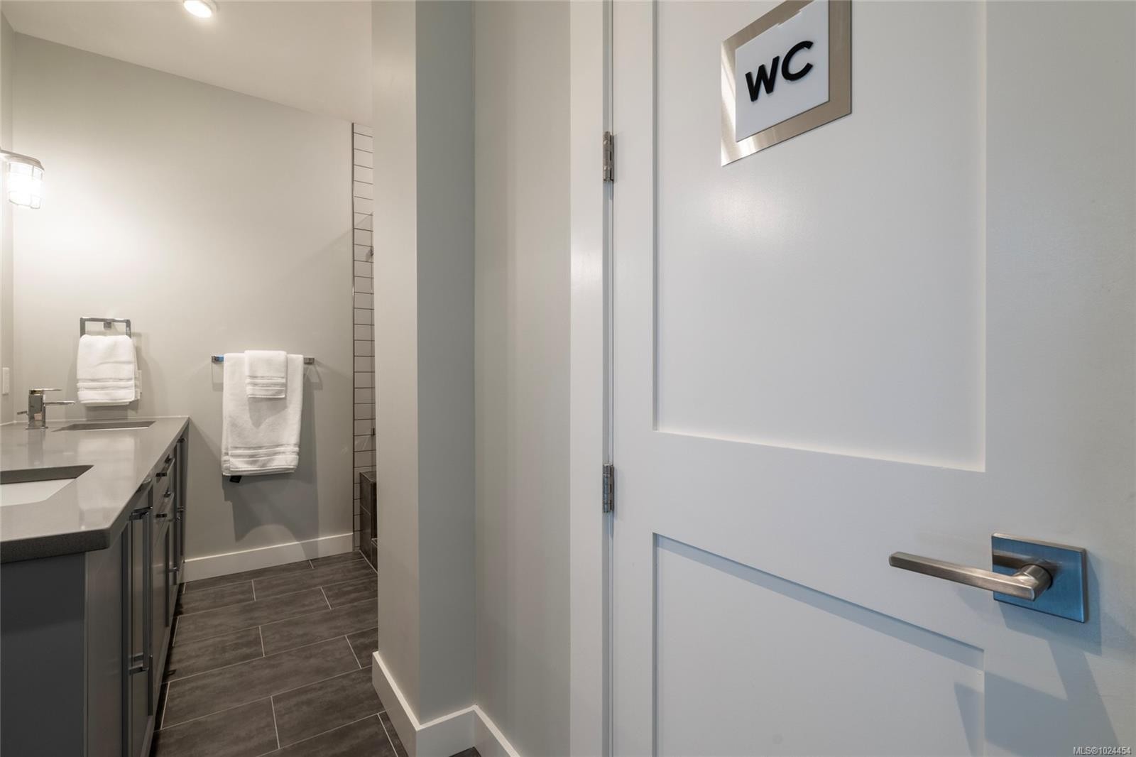 108-2049 Country Club Way, Langford, BC - Indoor Photo Showing Bathroom