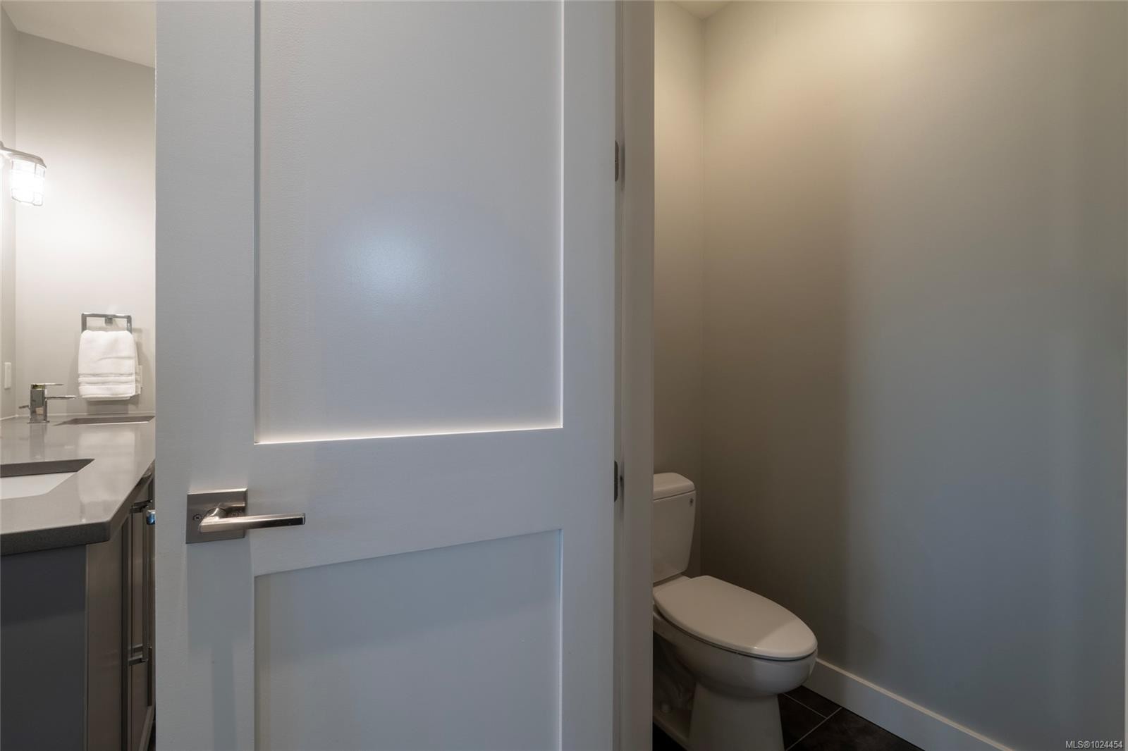 108-2049 Country Club Way, Langford, BC - Indoor Photo Showing Bathroom