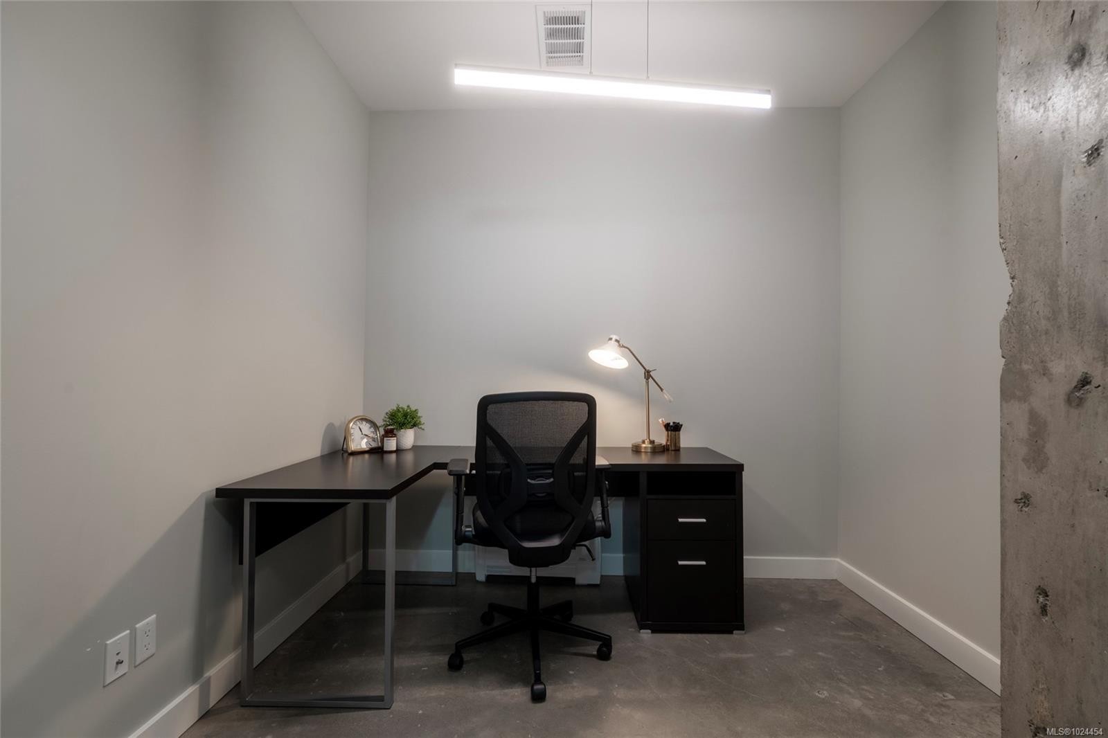 108-2049 Country Club Way, Langford, BC - Indoor Photo Showing Office