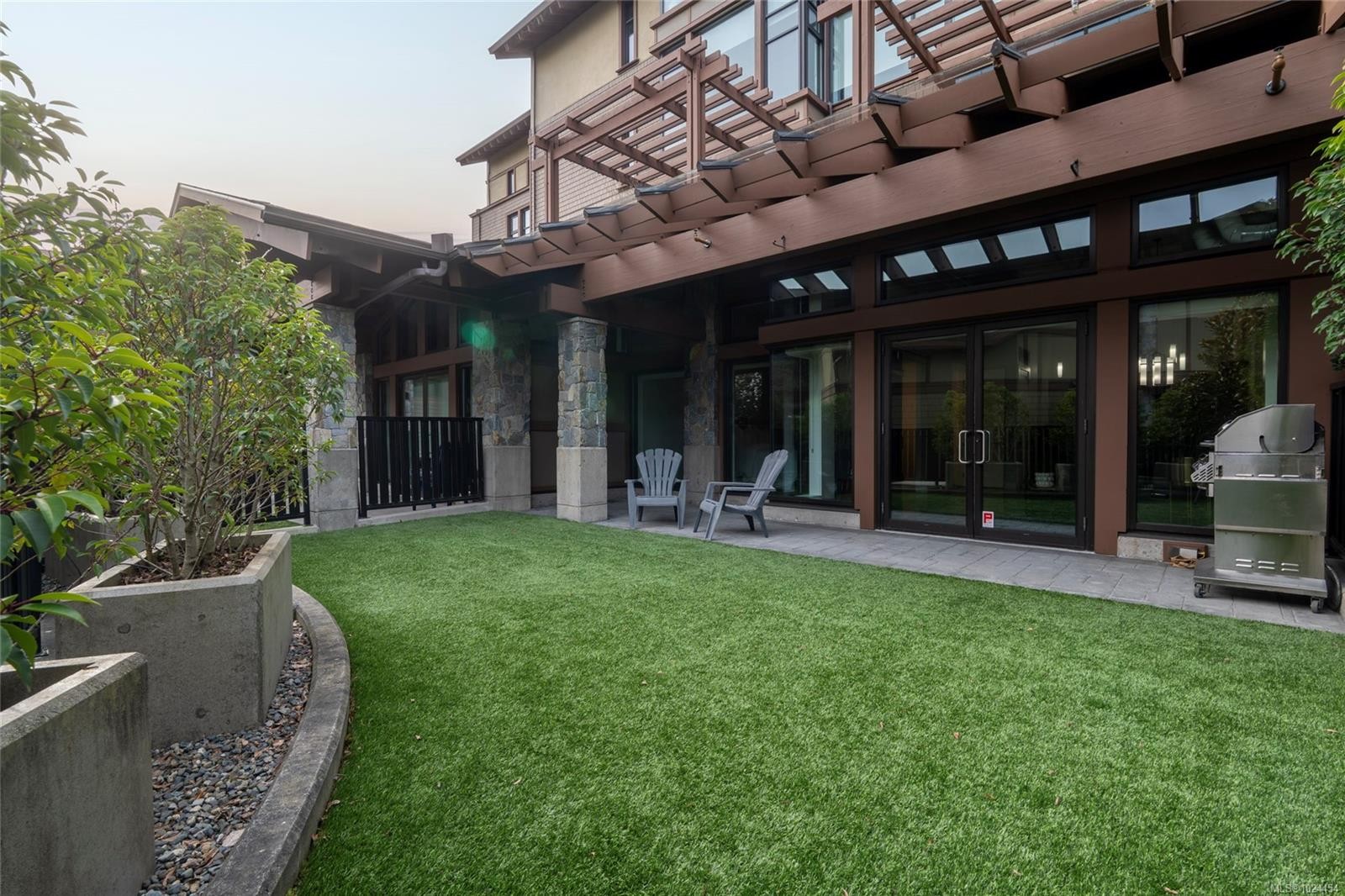 108-2049 Country Club Way, Langford, BC - Outdoor