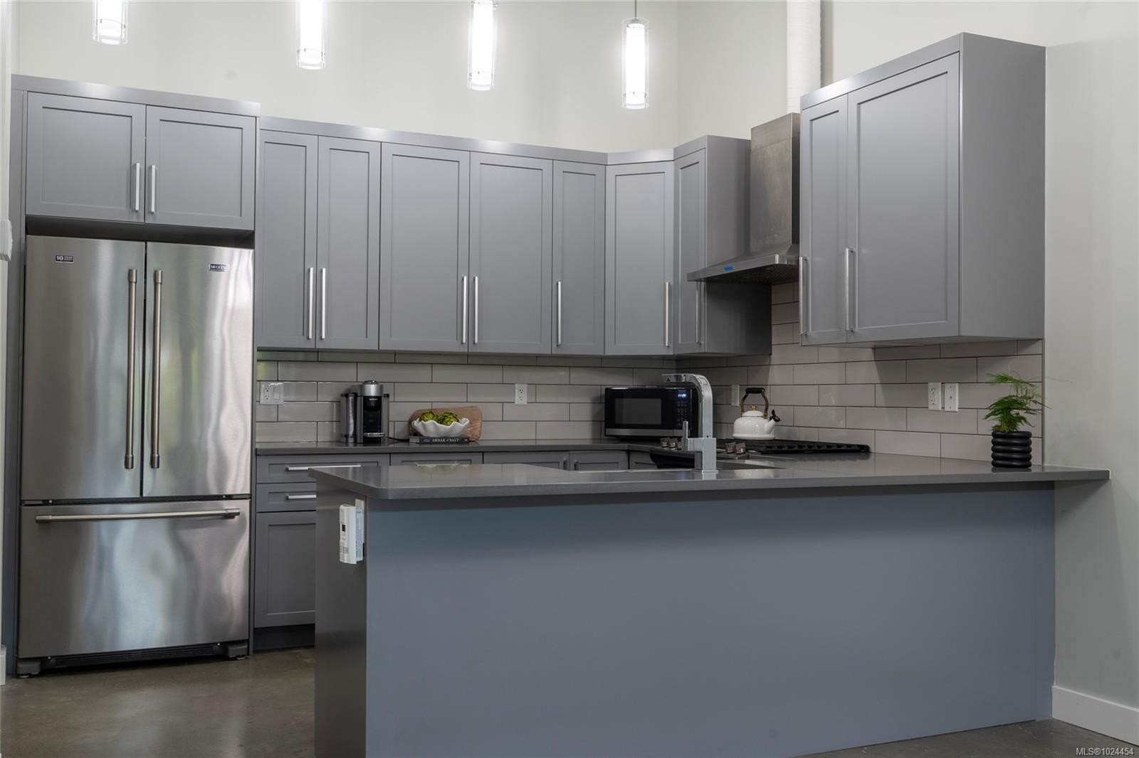 108-2049 Country Club Way, Langford, BC - Indoor Photo Showing Kitchen With Upgraded Kitchen