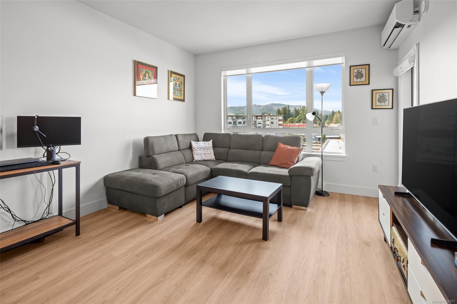 530-920 Reunion Ave, Langford, BC - Indoor Photo Showing Living Room