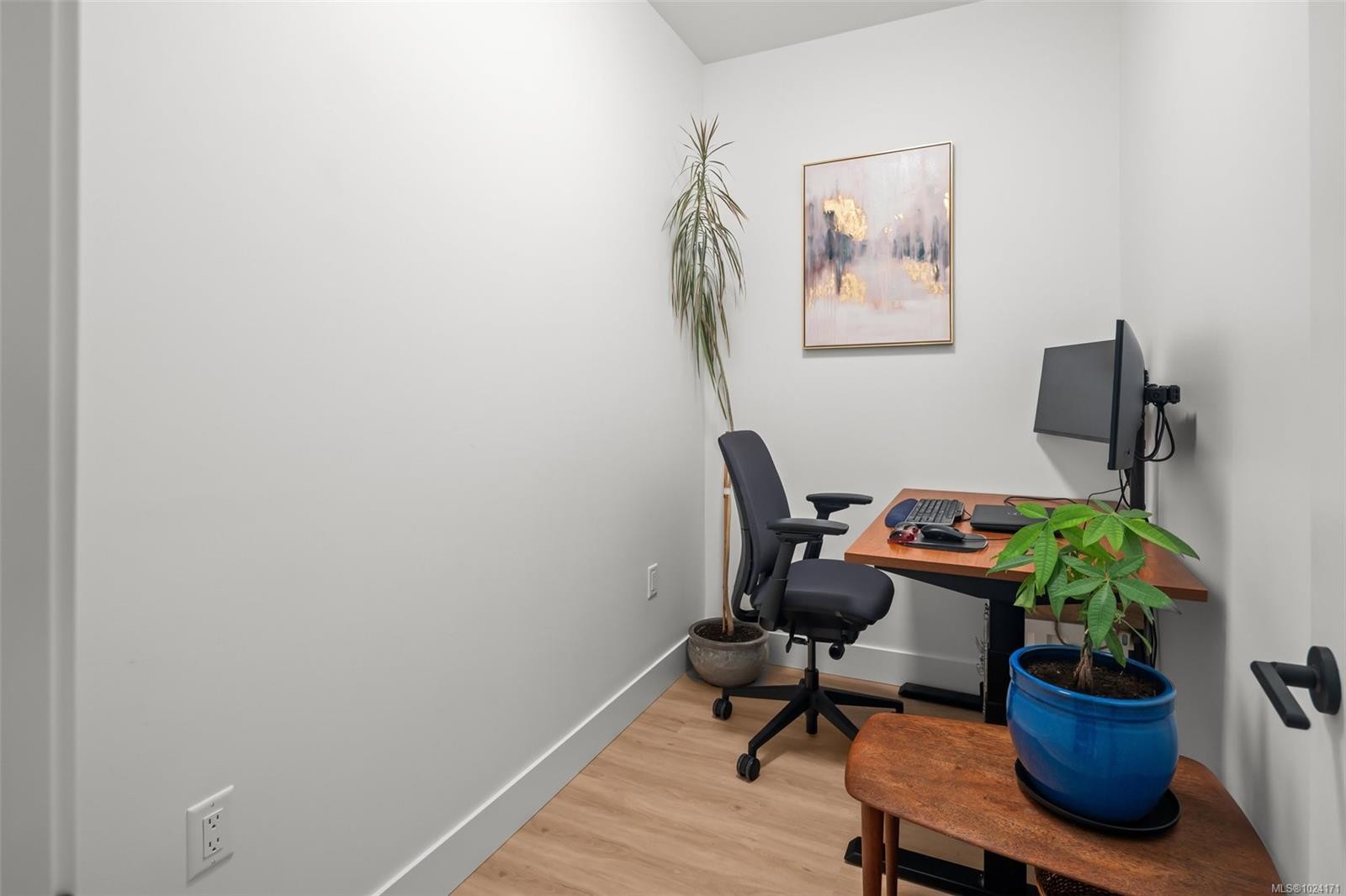 530-920 Reunion Ave, Langford, BC - Indoor Photo Showing Office