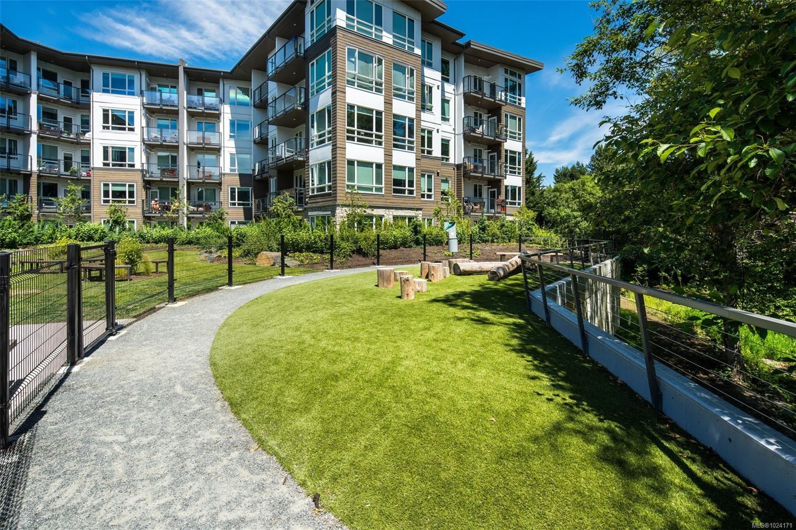 530-920 Reunion Ave, Langford, BC - Outdoor With Facade