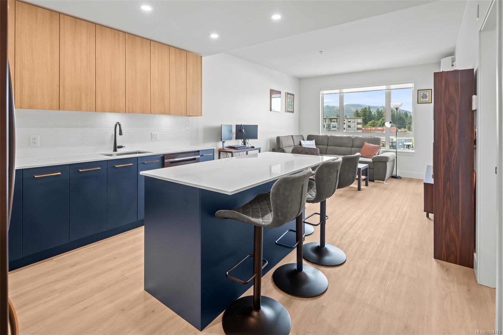 530-920 Reunion Ave, Langford, BC - Indoor Photo Showing Kitchen With Upgraded Kitchen