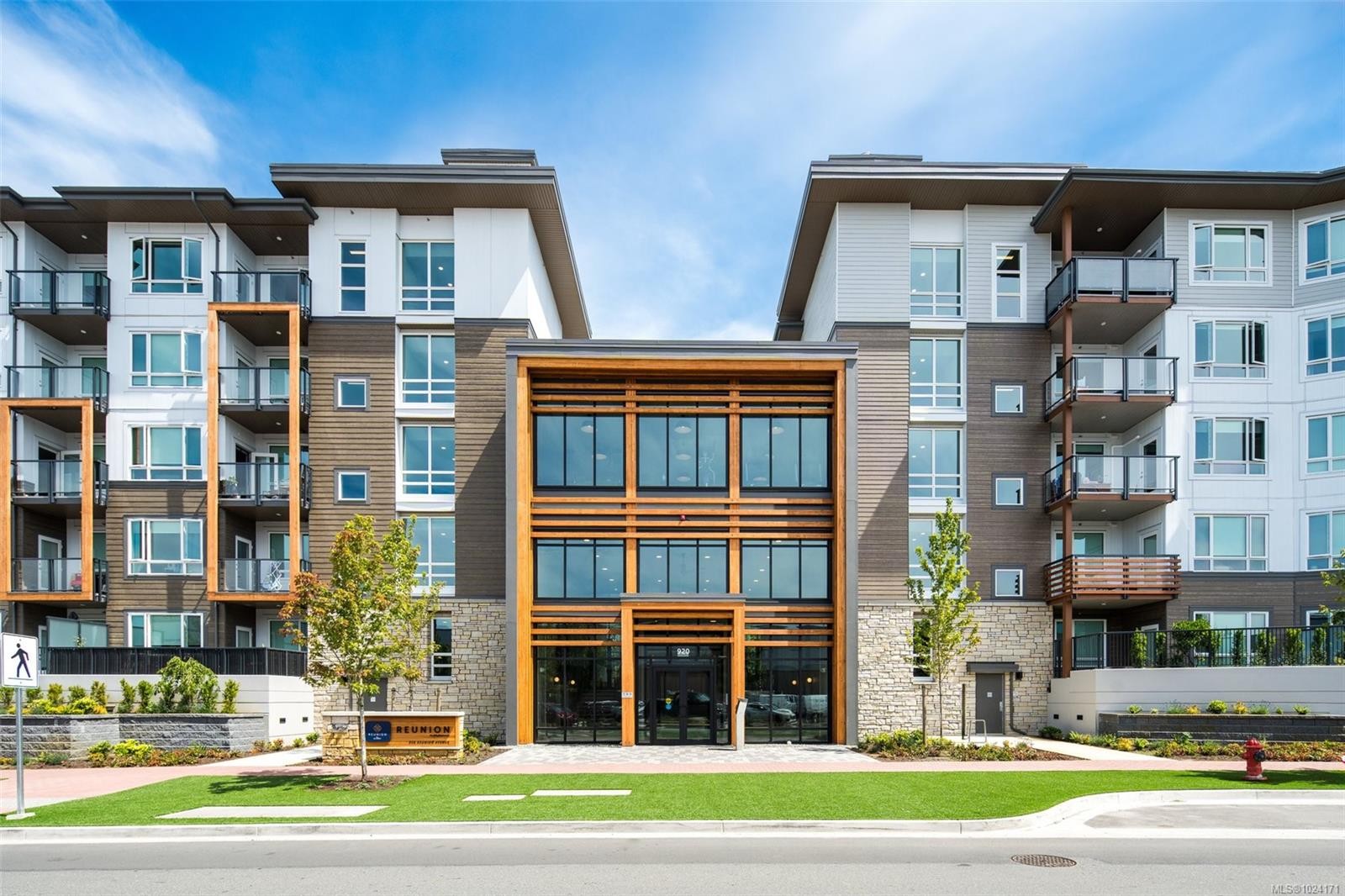 530-920 Reunion Ave, Langford, BC - Outdoor With Facade