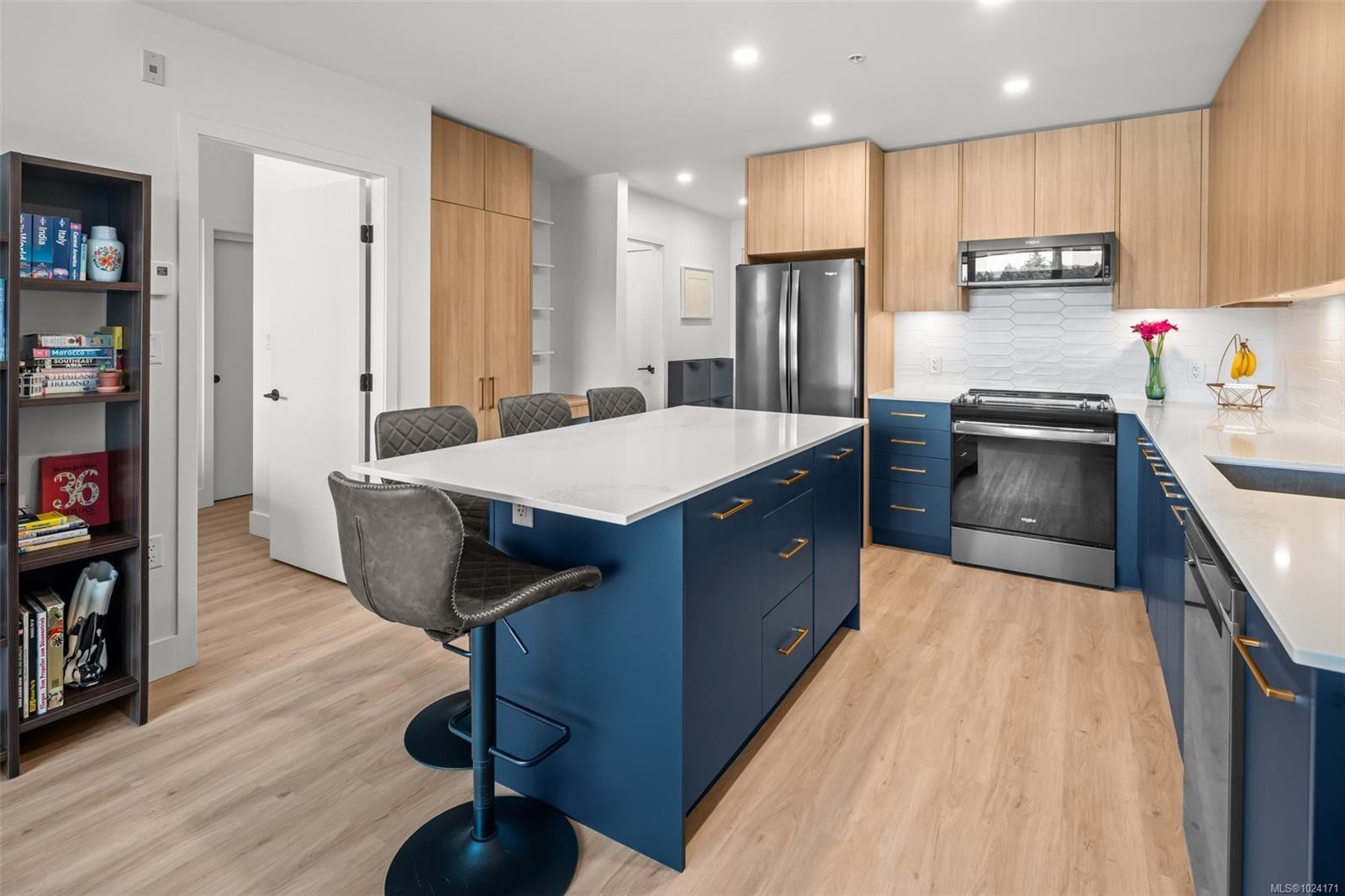 530-920 Reunion Ave, Langford, BC - Indoor Photo Showing Kitchen With Double Sink With Upgraded Kitchen