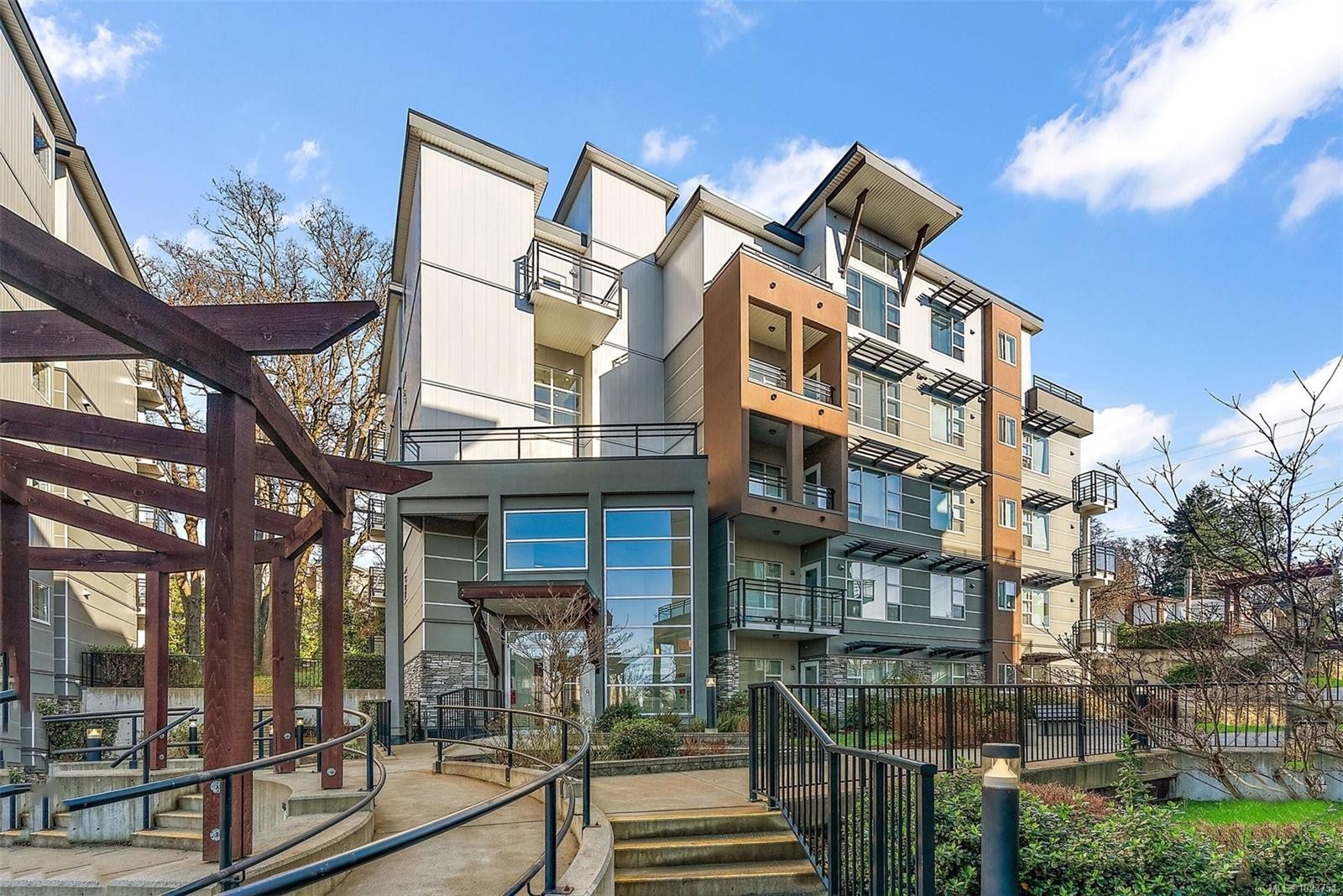 301-1018 Inverness Rd, Saanich, BC - Outdoor