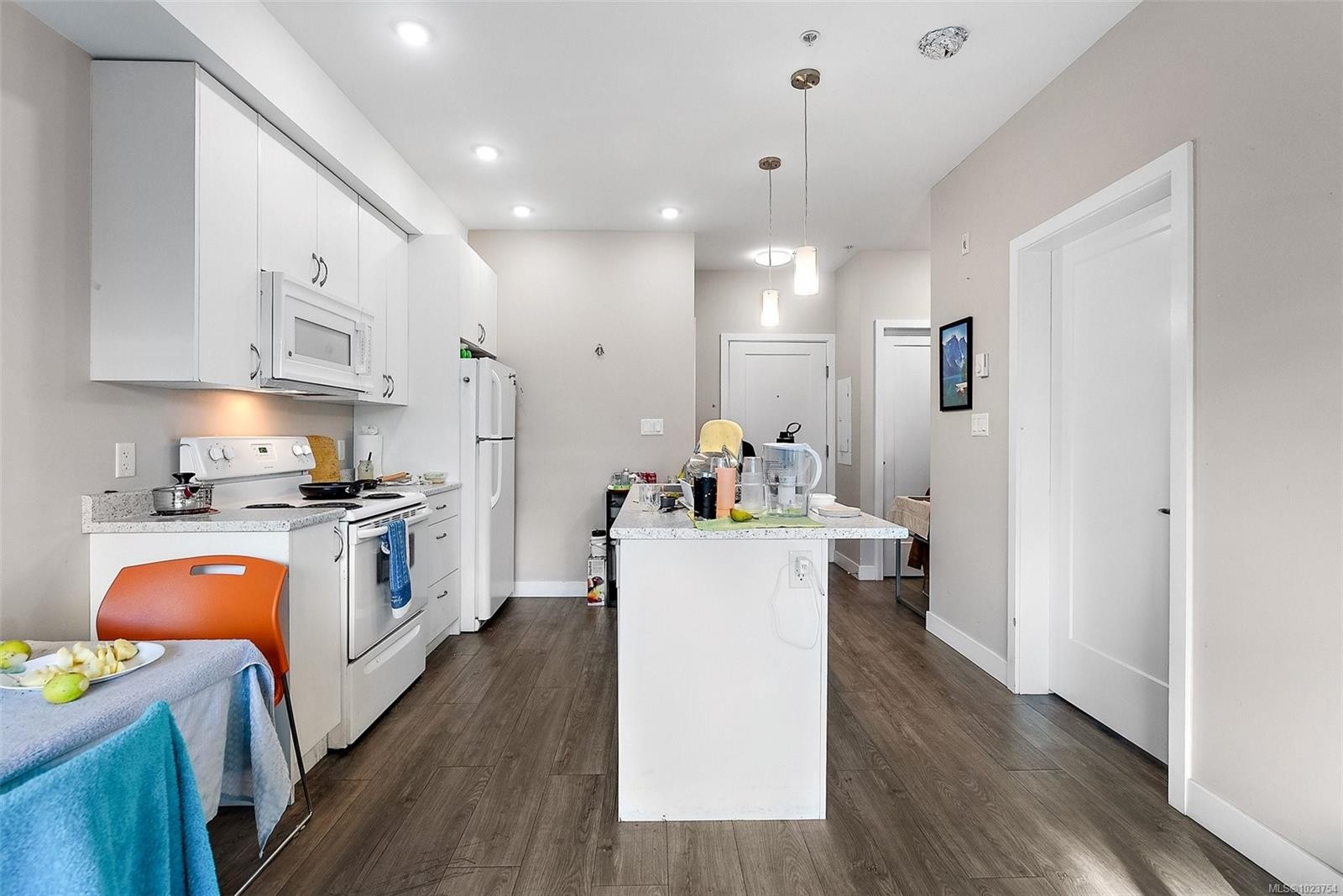 301-1018 Inverness Rd, Saanich, BC - Indoor Photo Showing Kitchen
