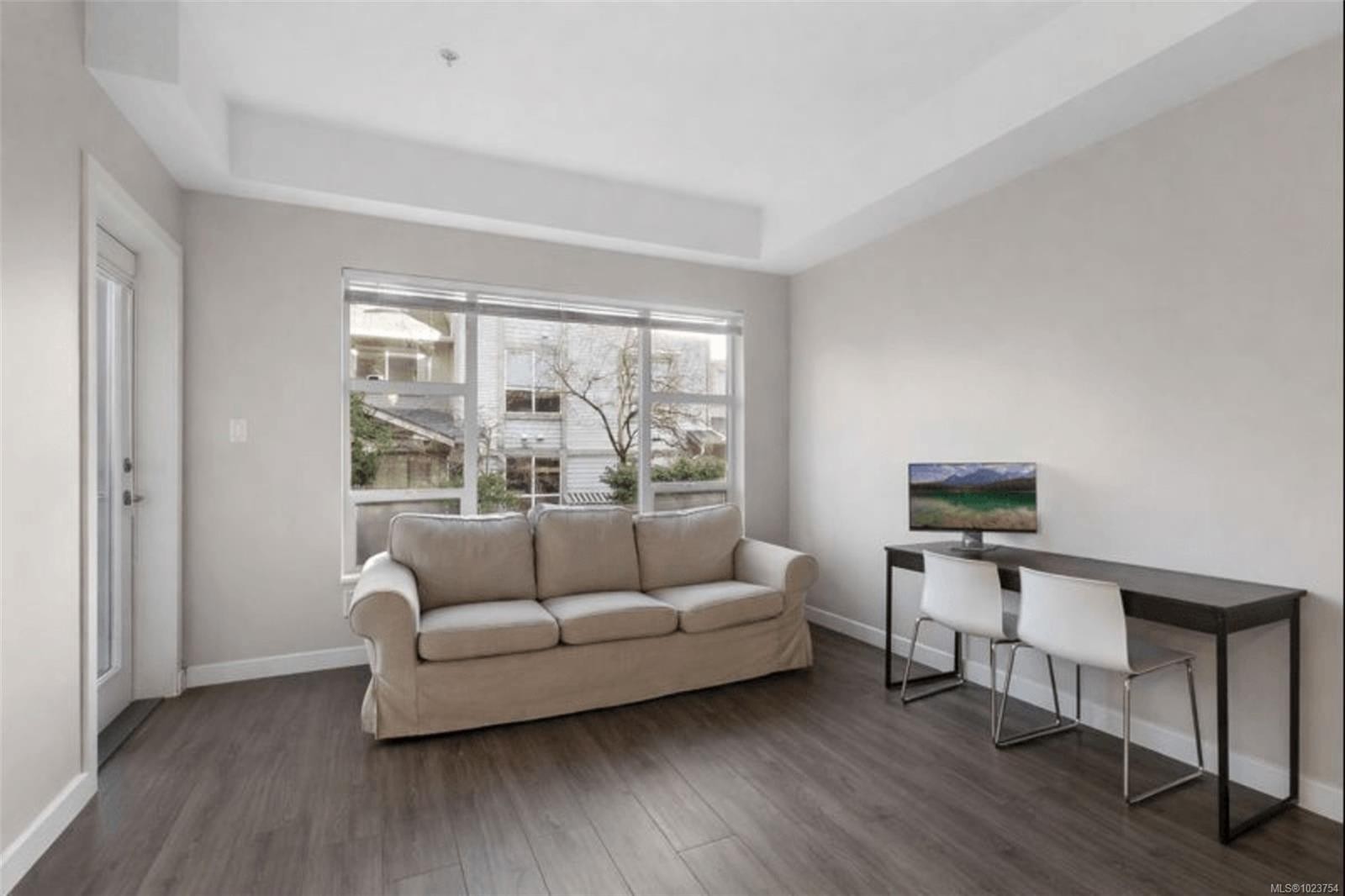 301-1018 Inverness Rd, Saanich, BC - Indoor Photo Showing Living Room