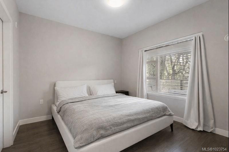301-1018 Inverness Rd, Saanich, BC - Indoor Photo Showing Bedroom