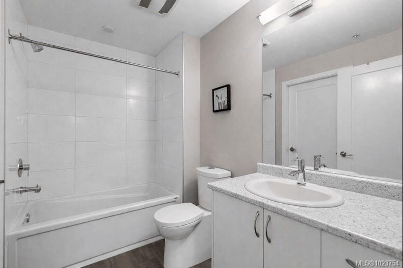 301-1018 Inverness Rd, Saanich, BC - Indoor Photo Showing Bathroom