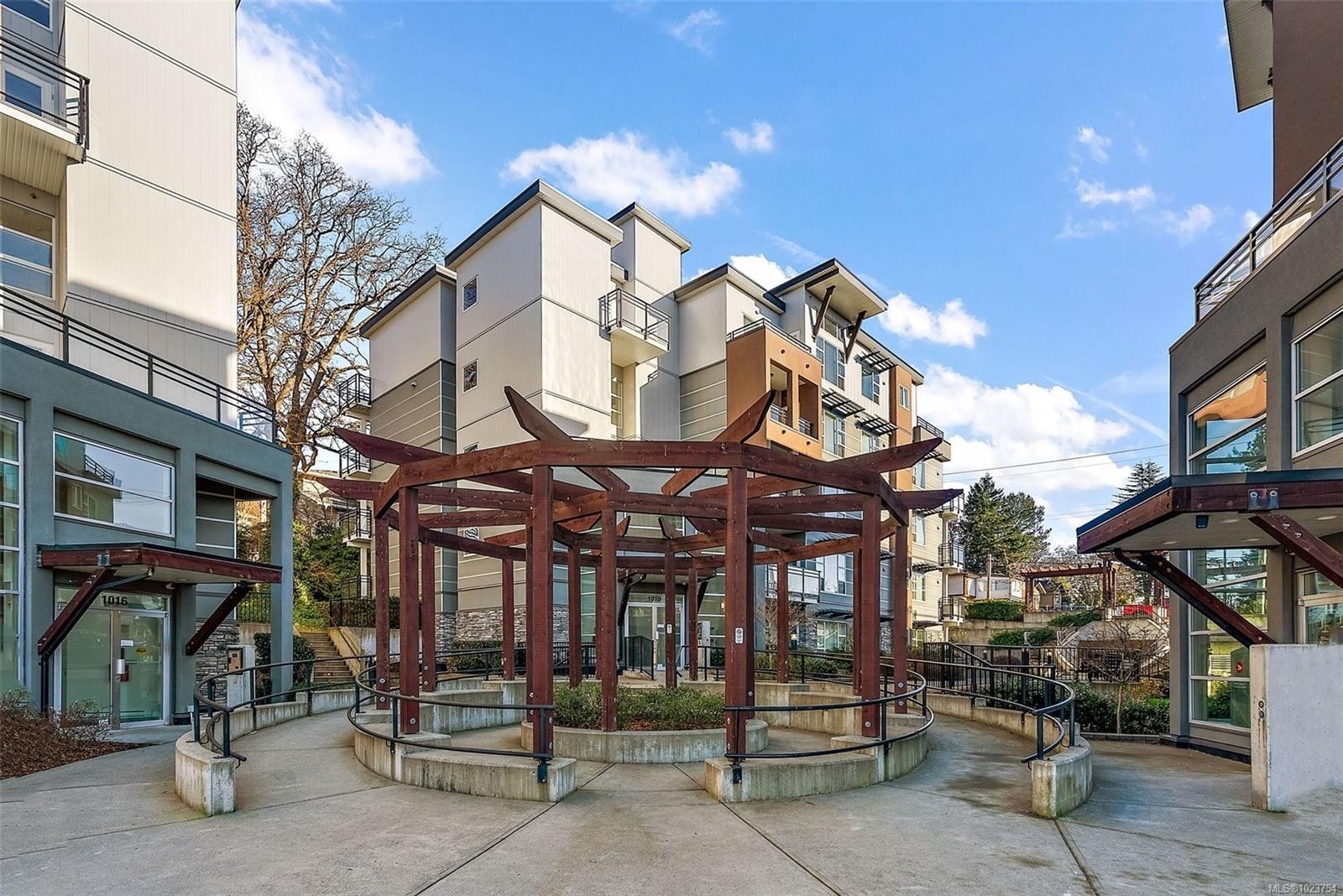 301-1018 Inverness Rd, Saanich, BC - Outdoor