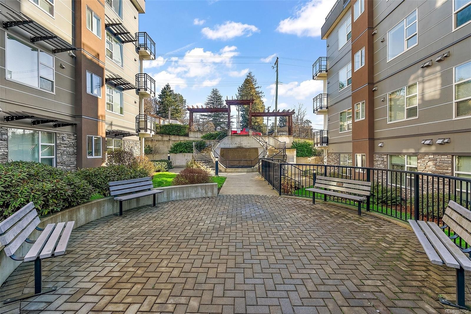 301-1018 Inverness Rd, Saanich, BC - Outdoor With Exterior