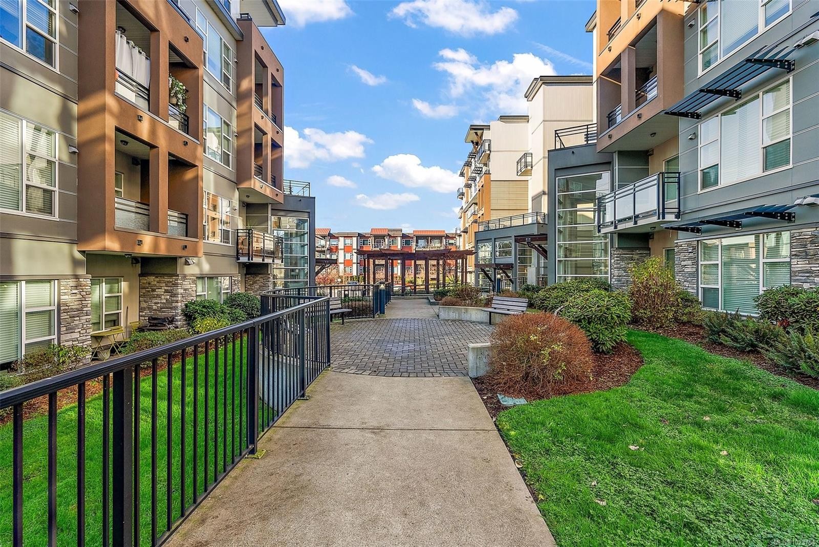 301-1018 Inverness Rd, Saanich, BC - Outdoor