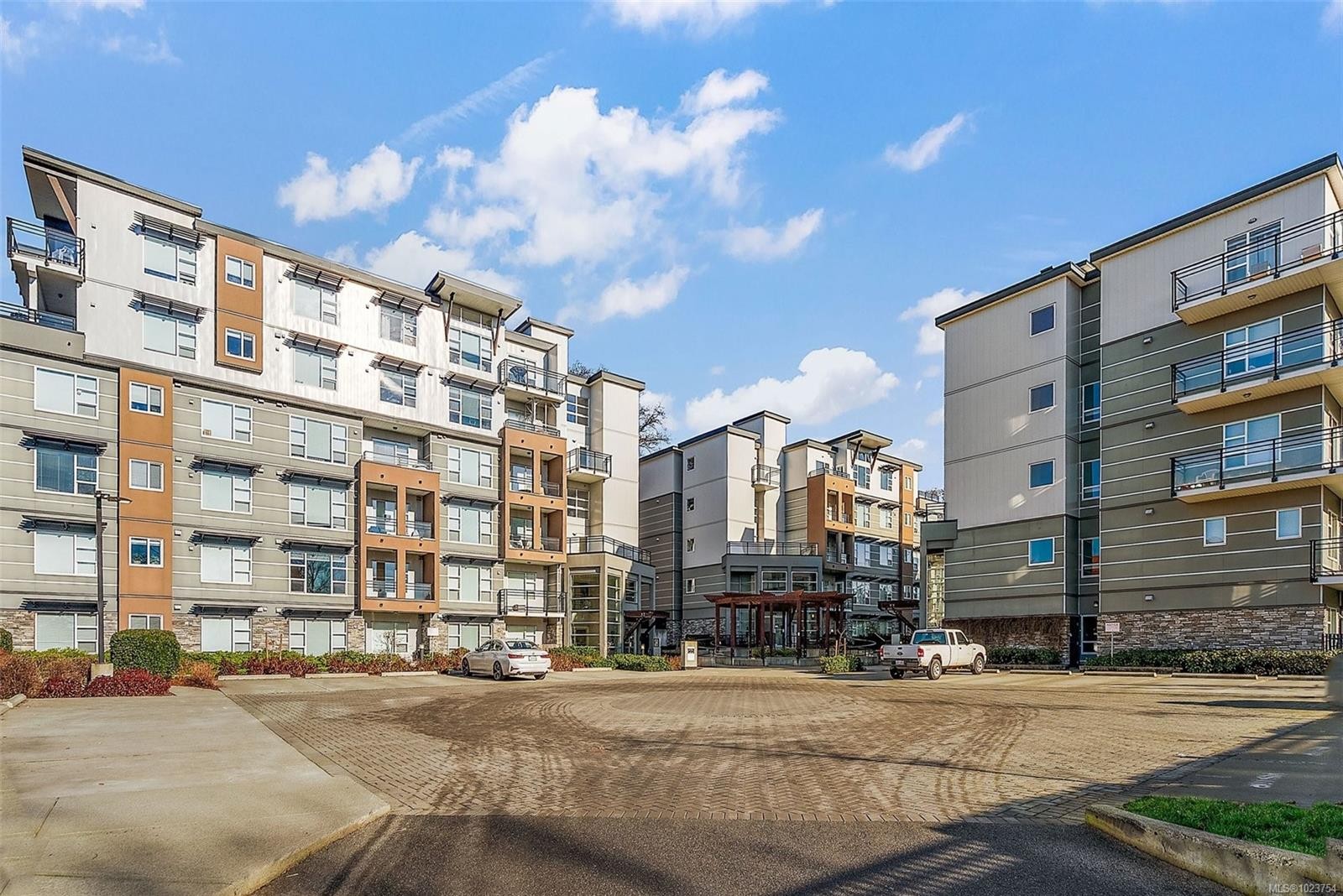 301-1018 Inverness Rd, Saanich, BC - Outdoor With Facade