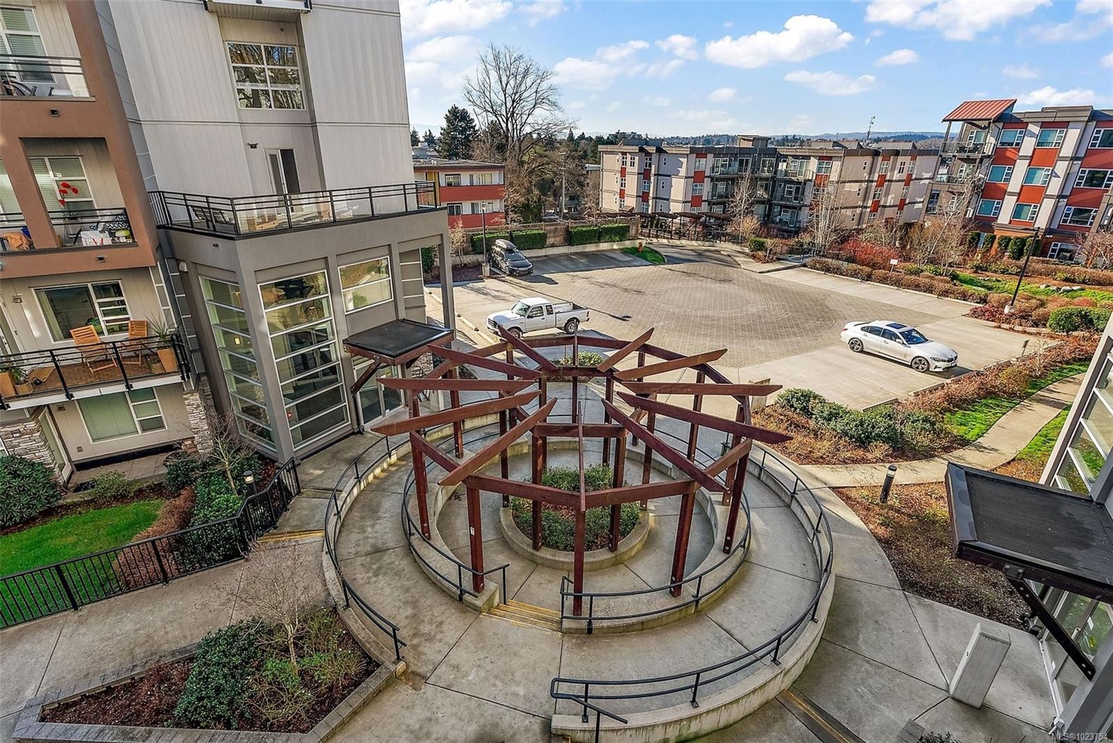 301-1018 Inverness Rd, Saanich, BC - Outdoor