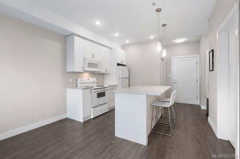 301-1018 Inverness Rd, Saanich, BC - Indoor Photo Showing Kitchen